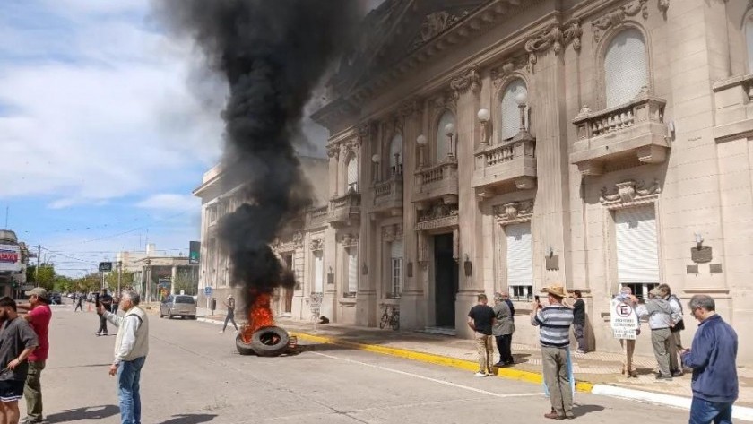 9 de Julio: Productores irrumpieron en la municipalidad por las inundaciones y la falta de obras