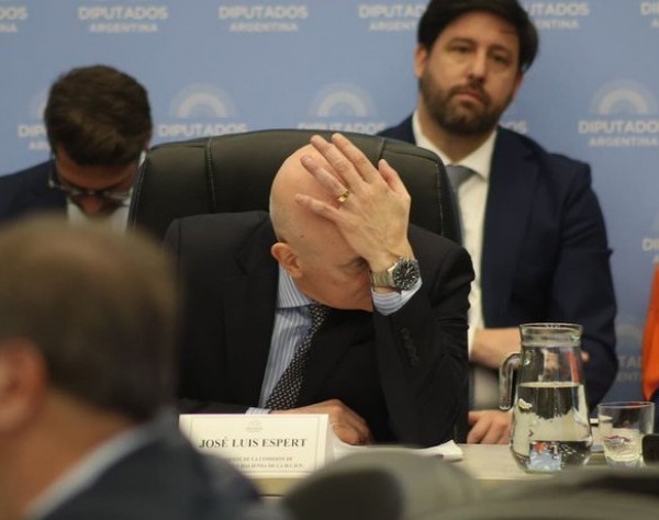 Acorralado por el escándalo, Espert renunció a su candidatura como diputado de LLA