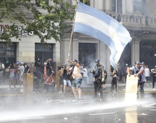 CGT y CTA marcharon contra la reforma laboral y hubo incidentes entre la policía y manifestantes