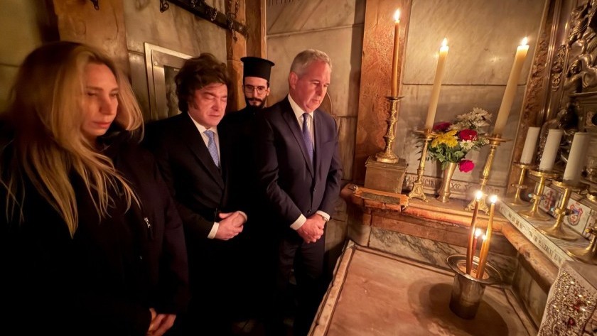 Milei rindió homenaje al papa Francisco desde el Santo Sepulcro y envió una carta al Episcopado