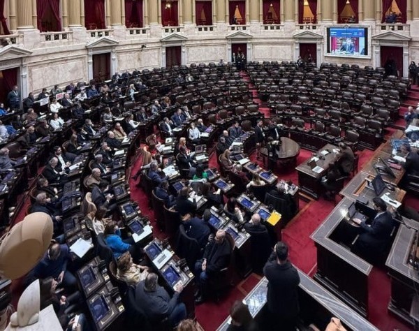 Con apoyo del PRO y la UCR, el oficialismo logró aplazar la interpelación contra Adorni