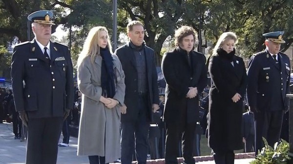 Milei rindió homenaje a los policías caídos en cumplimiento del deber