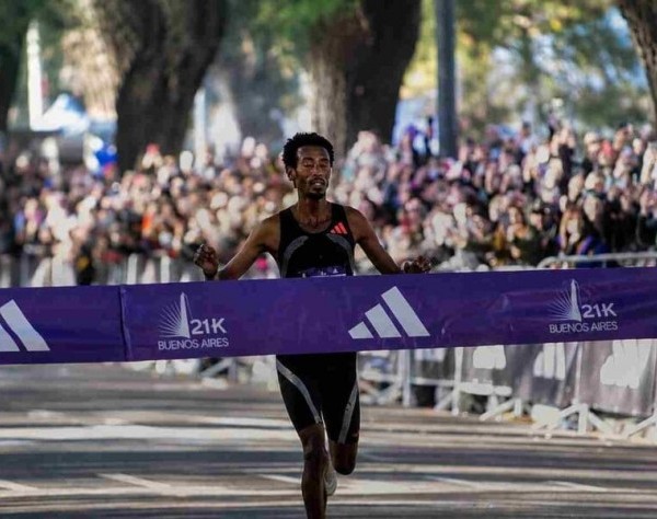 El etíope Yomif Kejelcha batió el récord mundial de 21k al ganar la media maratón de Buenos Aires