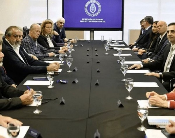 El Gobierno reúne a sindicatos y empresarios para definir aumento del Salario Mínimo, Vital y Móvil