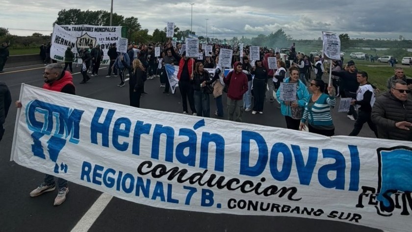 Federación de Sindicatos Municipales de la Provincia cortan la Autopista a La Plata por paritarias